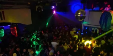 Candelaria: le cayó una bola de espejos en la cabeza en un boliche