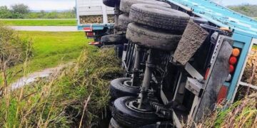 Volcó la carga de un camión en inmediaciones de la Autopista 55