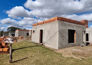 Más de 30 nuevos hogares avanzan firmes en el sur provincial