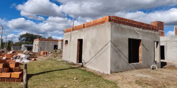 Más de 30 nuevos hogares avanzan firmes en el sur provincial