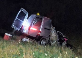 Una mujer y su hija fallecieron tras el choque entre un camión y una furgoneta en la ruta nacional 146