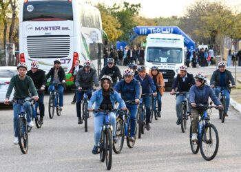 Los estudiantes de Saladillo estrenaron sus TuBi junto con el Gobernador