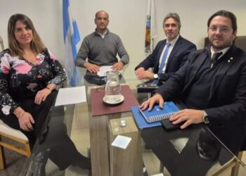 Firmaron el contrato para instalar dos cajeros automáticos en la terminal de La Toma