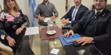 Firmaron el contrato para instalar dos cajeros automáticos en la terminal de La Toma