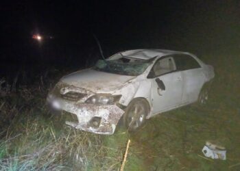 Una mujer resultó herida tras el vuelco de un automóvil en la Autopista 55