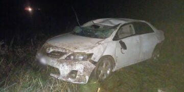 Una mujer resultó herida tras el vuelco de un automóvil en la Autopista 55