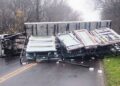 La Punilla: una camioneta que remolcaba un acoplado volcó sobre la ruta provincial 30