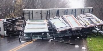 La Punilla: una camioneta que remolcaba un acoplado volcó sobre la ruta provincial 30