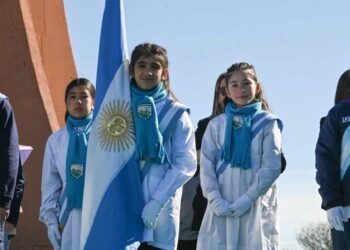 En Toro Negro, más de 200 estudiantes prometieron fidelidad al Pabellón Nacional