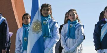 En Toro Negro, más de 200 estudiantes prometieron fidelidad al Pabellón Nacional