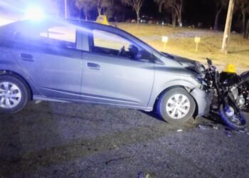 Dos jóvenes resultaron lesionados tras un choque entre un automóvil y una motocicleta