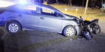 Dos jóvenes resultaron lesionados tras un choque entre un automóvil y una motocicleta