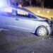 Dos jóvenes resultaron lesionados tras un choque entre un automóvil y una motocicleta