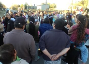 Más de 100 vecinos de Villa del Carmen respaldaron al enfermero Roberto Menassi y reclamaron respuestas al Ministerio de Salud